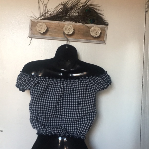 Brandy Melville off the shoulder crop - Picture 3 of 5